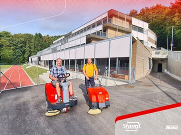 zwei neue Kehrmaschinen von Stangl für das Wienerwaldgymnasium