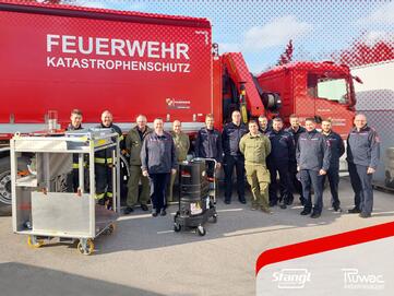 Mitarbeiter der oberösterreichischen Feuerwehr und Katastrophenschutz übernehmen neue Ruwac Industriesauger von Stangl